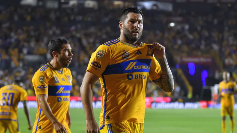 Cầu thủ Nashville và Tigres UANL đấu tranh gay gắt trên sân cỏ Cầu thủ Nashville và Tigres UANL đấu tranh gay gắt trên sân cỏ
